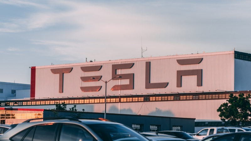 Немецкий завод Tesla недоплачивает рабочим 20% по сравнению с конкурентами